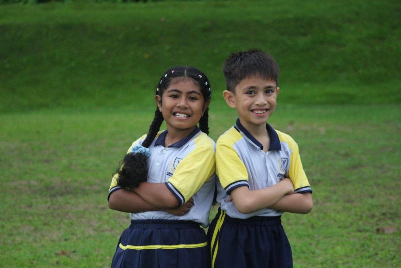 Peserta didik Sekolah Dasar di lapangan sekolah