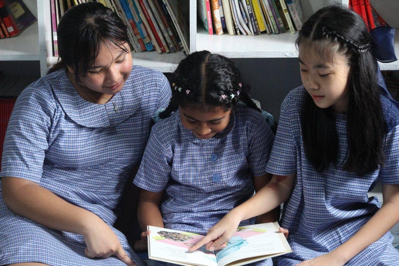 Peserta didik Sekolah Rahai membaca bersama