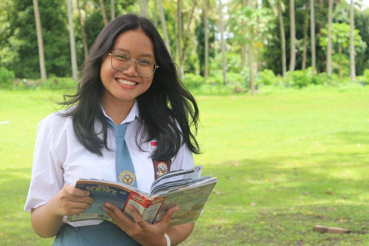 Peserta didik membaca buku eksperimen sains